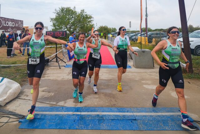 🏊🏼 🚴‍♀️🏃🏻‍♂️TRIATLÓ DEL PRAT PER EQUIPS - OPEN CTC 💚

Domingo vivimos un día épico de triatlón, sobretodo para nuestros equipo Open, que realizaron el Triatló Per Equips del Prat bajo la lluvia, con una mar muy movida 🌊, un sector de ciclismo en el que tod@s supieron adaptarse al suelo mojado y un correr final disfrutando del formato en equipo, que es brutal 🤩

De los 10 equipos del Club, formamos 4 equipos open con al siguiente representación:

OPEN FEMENINO
▪️Dolors Pradell
▪️Veronica Bono
▪️Marta Moral
▪️Cristina Aguilera
▪️Natalia Castanys

OPEN MASCULINO 1
▪️Andrés Jiménez 
▪️Pol Giménez 
▪️Carlos Durán

OPEN MASCULINO 2
▪️Jesús del Río
▪️Fernando Escribano 
▪️Javier Diz
▪️David Mahamud
▪️Rubén Moreno
▪️José Fernandez

OPEN MASCULINO 3
▪️David Garcia
▪️Alberto de la Cruz 
▪️Joan Sadurní

👏🏼 Felicidades a tod@s!!

#SOMCTC

🌟Amb el suport de:
@eninterascensores
@montajesmares 
@ortizbarrestaurante
@ramongrafic
@esportscornella
@aj.cornella

✊🏼 I els nostres col·laboradors:
@tall_a_tall
@_qualityride_
@cuida.tterapias 
@windoor_barcelona_pro
@zone3spain
@labsportsalud 
@espaielevat 
@ruedasrothar