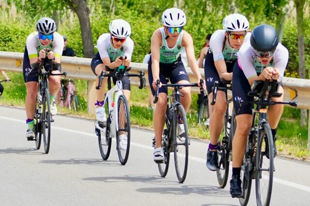 🏊🏼🚴‍♀️🏃🏻 TRIATLÓ DEL PRAT PER EQUIPS - ELIT 💚

El pasado domingo también tuvimos representación de nuestros dos equipos elites, que disputaron el Campeonato de Catalunya Contrarreloj por Equipos 🔥

🙋🏻‍♀️ Con nuestro equipo femenino conseguimos una excelente 5ª posición, compitiendo siempre muy unidas y aportando cada una su mejor versión en sus disciplinas más fuertes. Destacó un gran segmento de ciclismo a 37km/h 🚀. El equipo estuvo formado por Núria Ciuró, Sara Argerich y Ana Diéguez —quienes debutaban en esta modalidad élite con el CTC—, nuestra juvenil Marta Luque —en su primer triatlón en distancia esprint— y Ana Martínez, que volvía a competir con el Club. ¡Un auténtico equipazo! 🤩

🙋🏻‍♂️ Con el equipo masculino también peleamos por un gran resultado, con un grupo emergente y muy prometedor: Pau Llorente y Liberto García —nuestros juveniles que debutaban en categoría absoluta y élite —, acompañados por Roger Gómez, Marc Zaragoza, Edu González y Fran Escolà. Finalmente logramos una meritoria 9ª posición 💪🏼

Seguimos construyendo, paso a paso, un gran equipo… pero sobre todo, una gran familia donde todos nos sentimos parte de este proyecto y luchamos juntos para hacer crecer el CTC 🫂

#SOMCTC💚

🌟Amb el suport de:
@eninterascensores
@montajesmares 
@ortizbarrestaurante
@ramongrafic
@esportscornella
@aj.cornella

✊🏼 I els nostres col·laboradors:
@tall_a_tall
@_qualityride_
@cuida.tterapias 
@windoor_barcelona_pro
@zone3spain
@labsportsalud 
@espaielevat 
@ruedasrothar